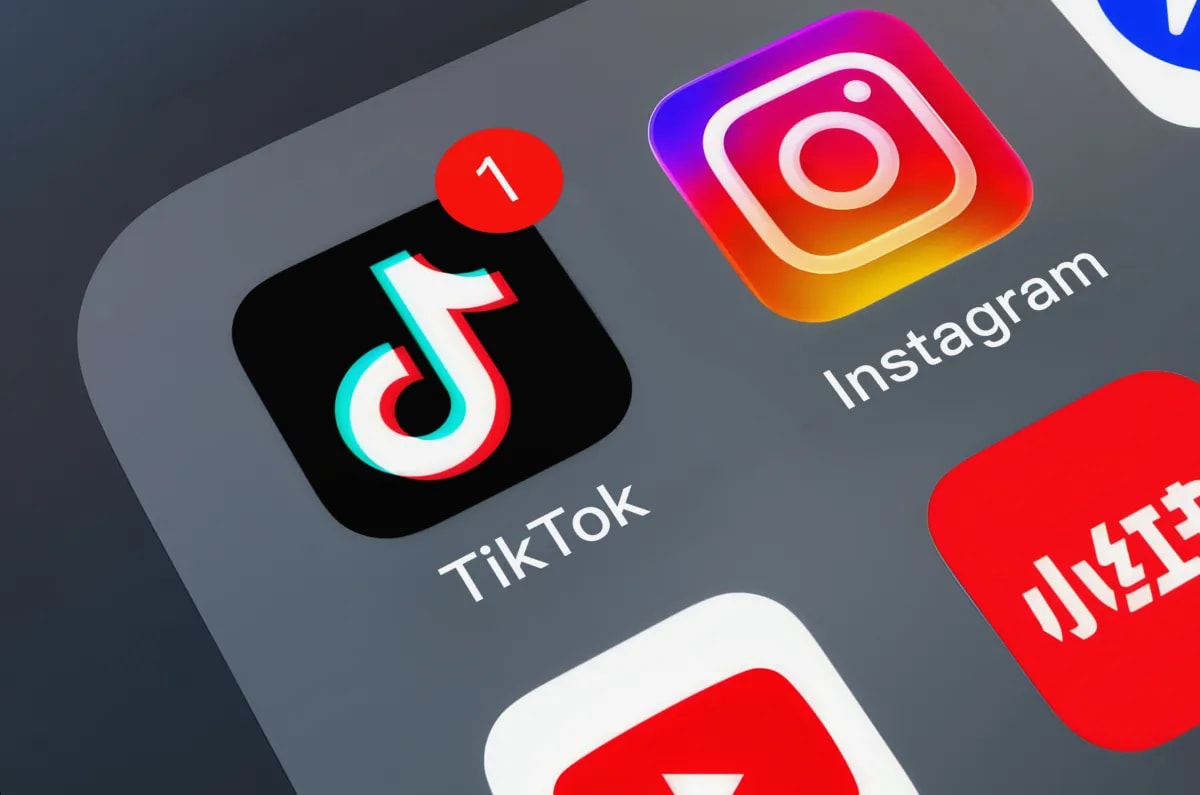 TikTok-ის ლოგო სმარტფონის ეკრანზე
