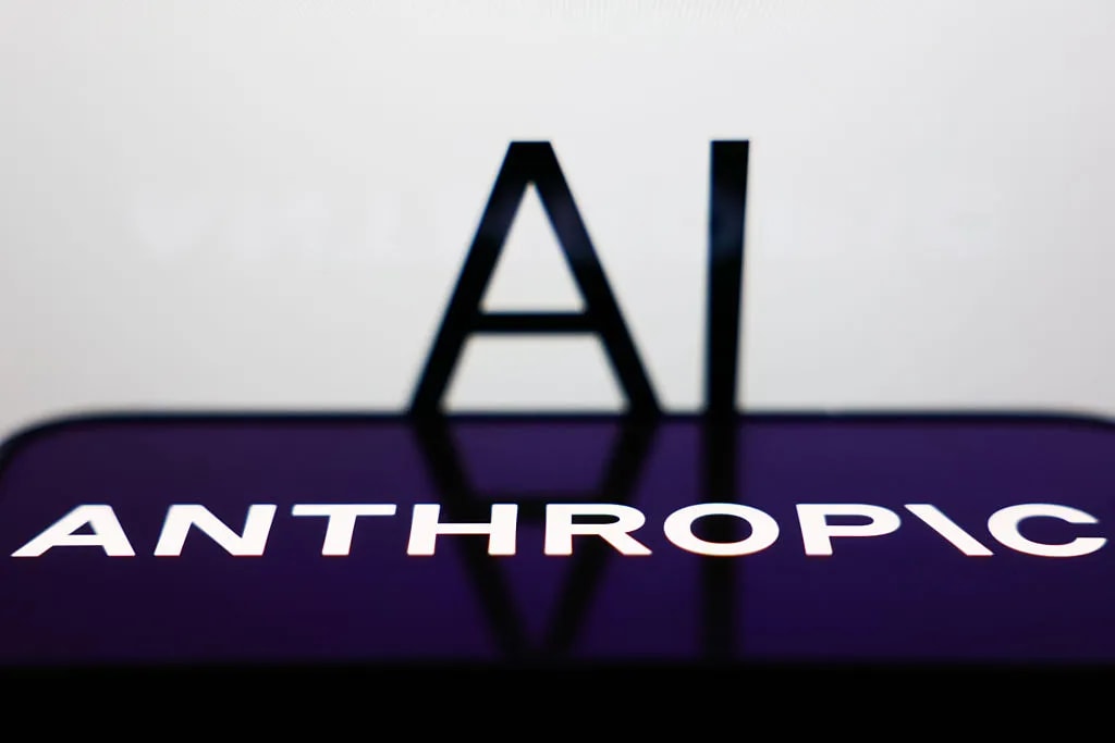 Anthropic-ის ლოგო და ხელოვნური ინტელექტის სიმბოლური გამოსახულება