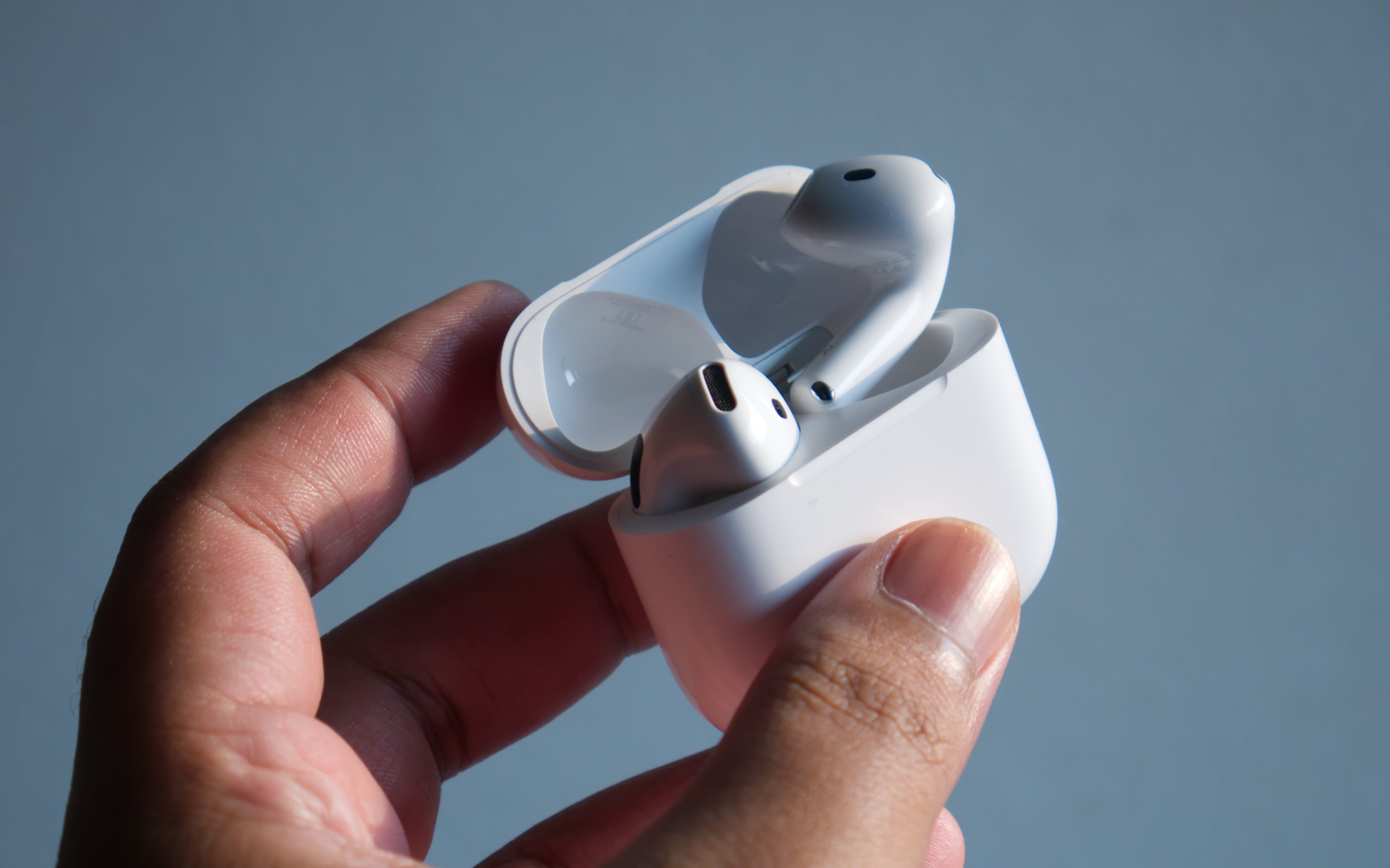 Apple AirPods 5-ის ყურსასმენები დამტენ ქეისთან ერთად