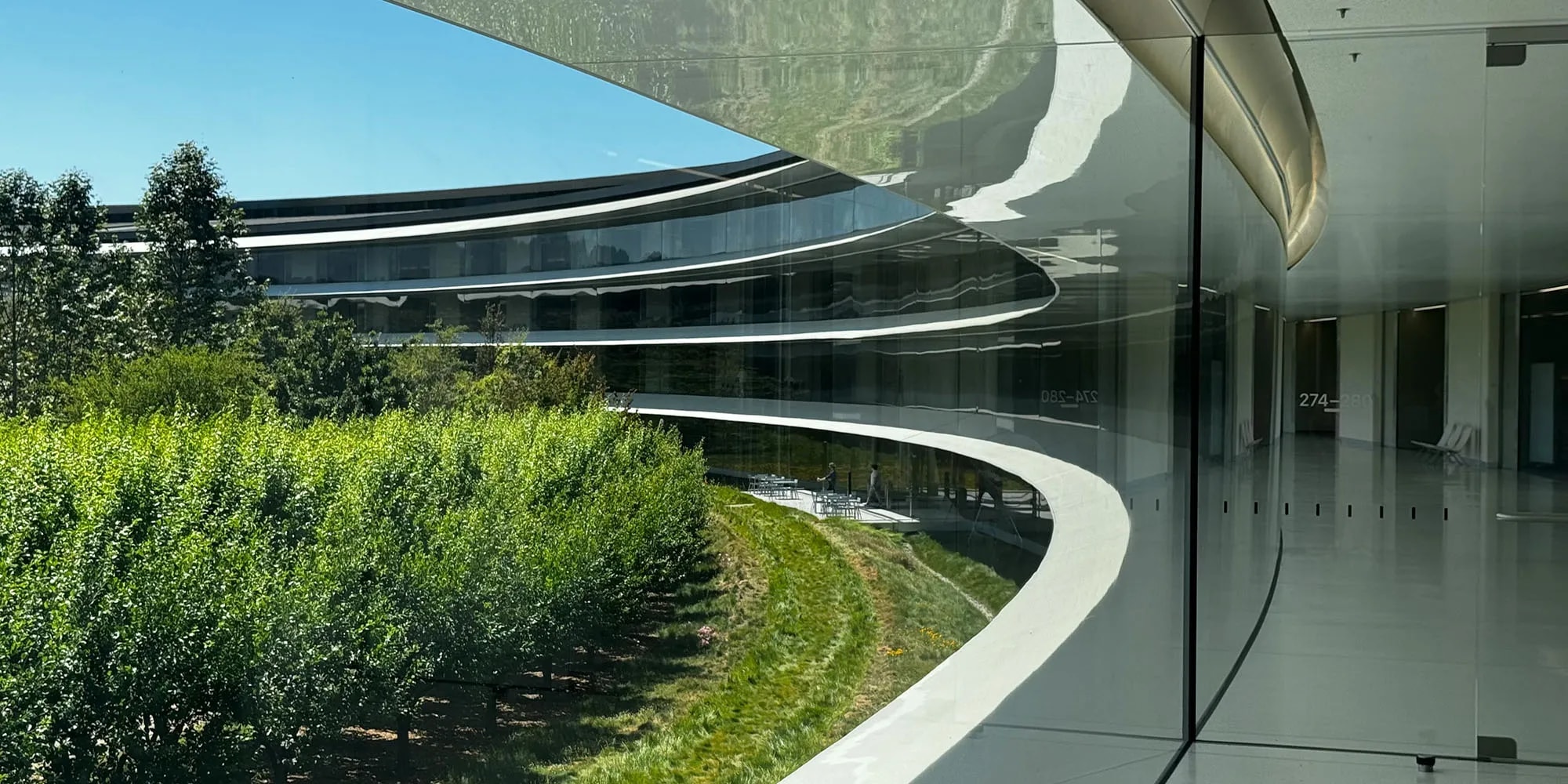 Apple-ის და Microsoft-ის ლოგოები