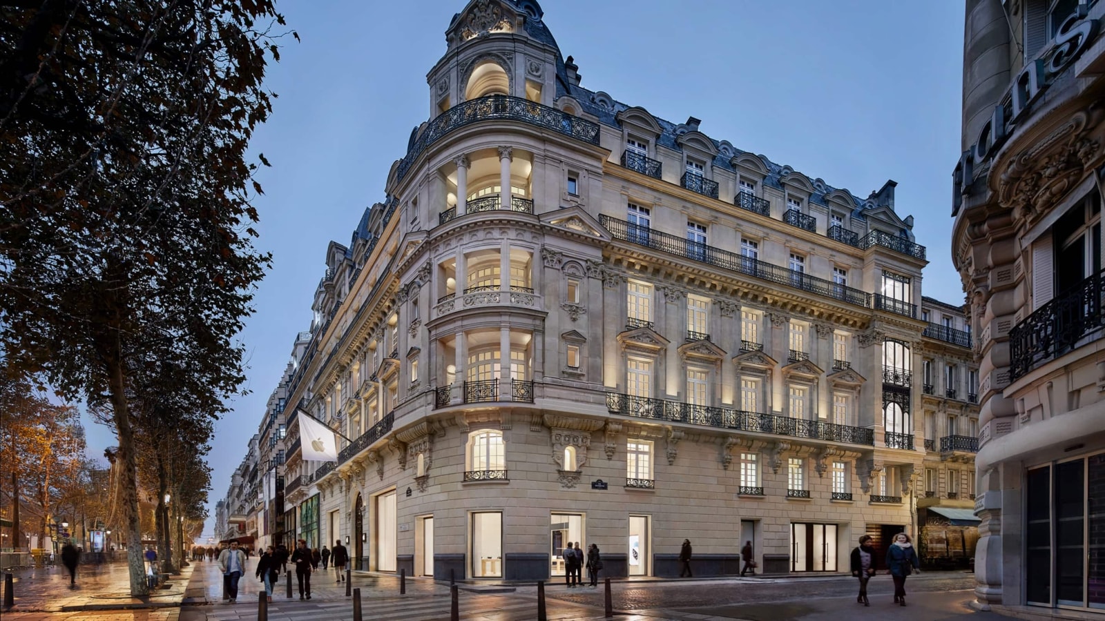 Apple store storefront in France