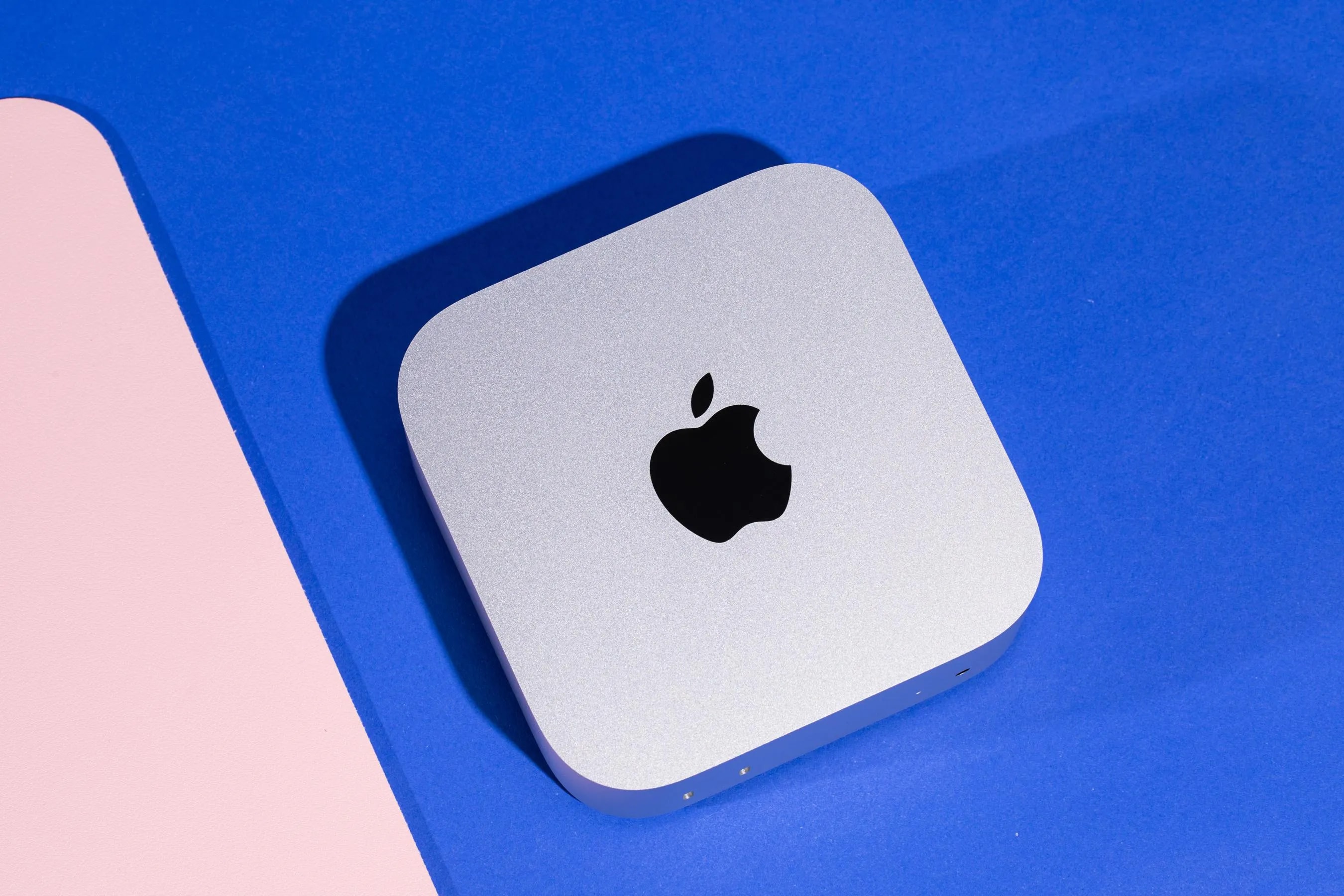 Apple logo on a Mac computer screen