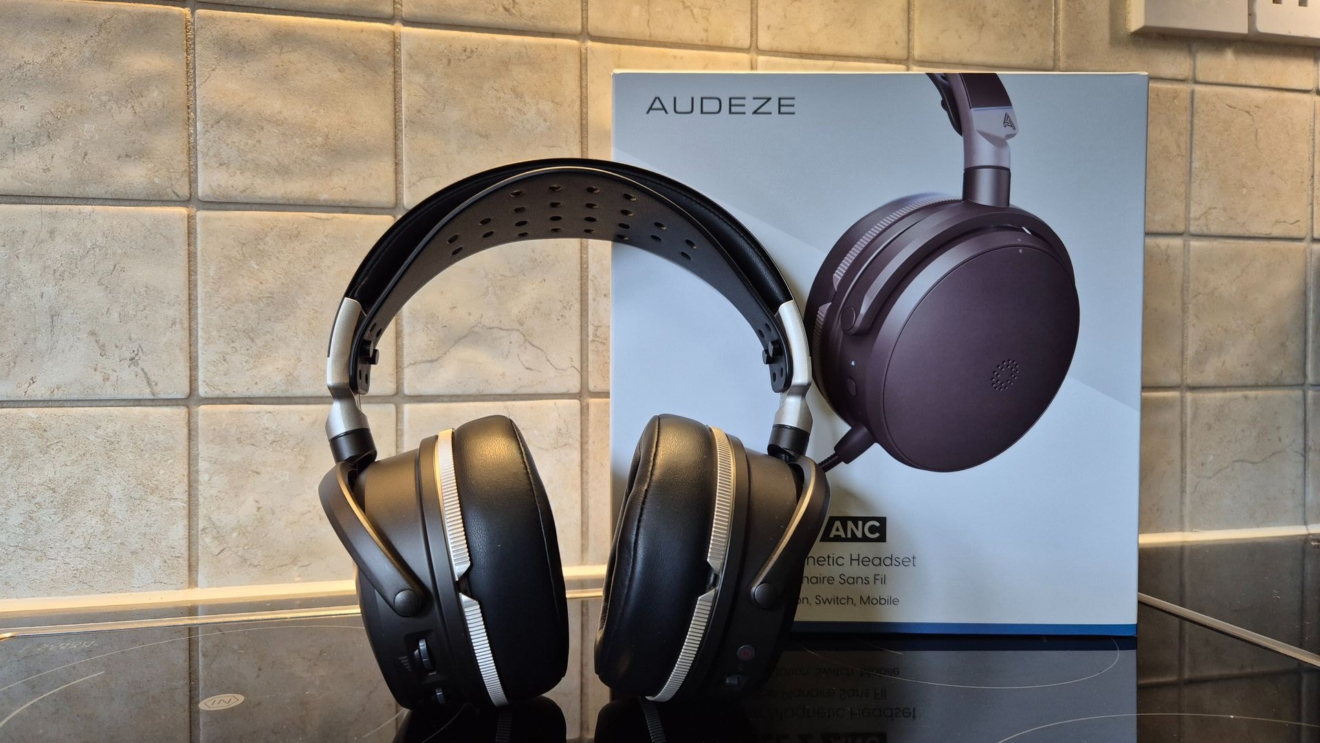 Audeze Maxwell 2 ANC ყურსასმენები მაგიდაზე
