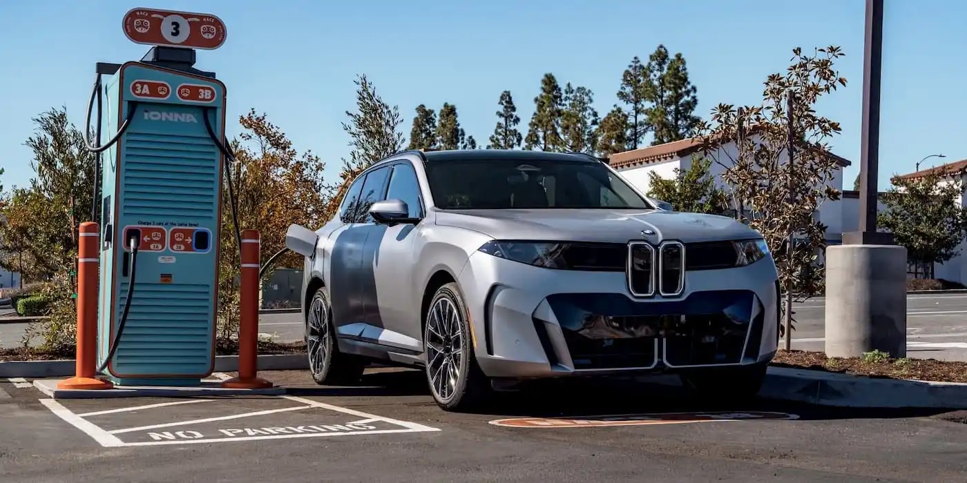 BMW iX5 ელექტრომობილი დამუხტვის პროცესში