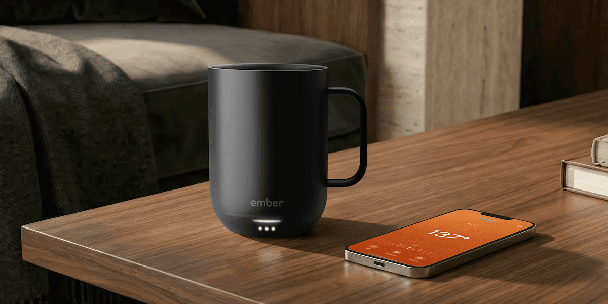 Ember Mug 3-ის ჭკვიანი ფინჯანი მაგიდაზე
