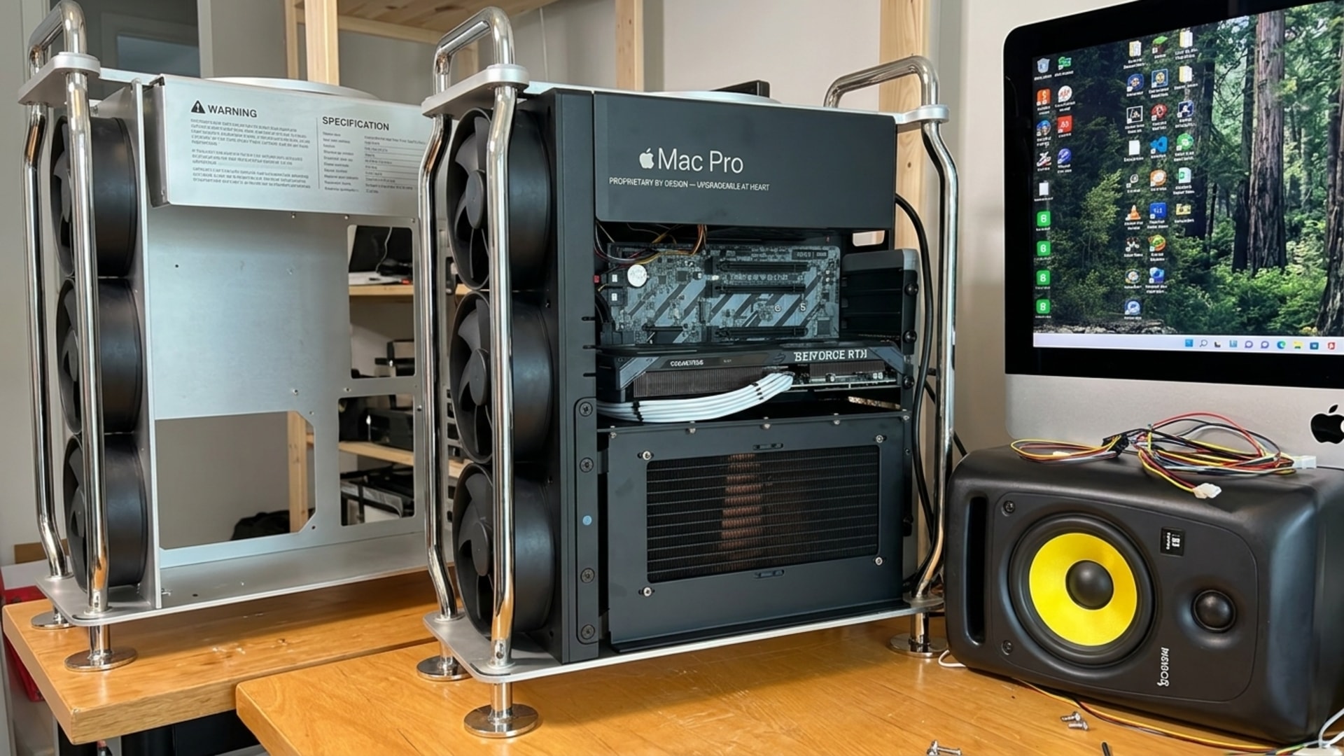 Apple Mac Pro-ს კორპუსი ღია მდგომარეობაში