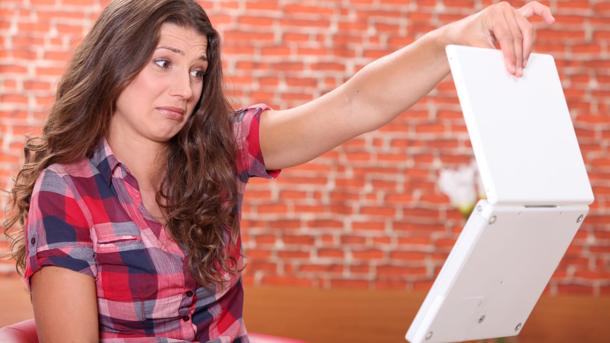 Woman disgusted by her Windows 11 laptop