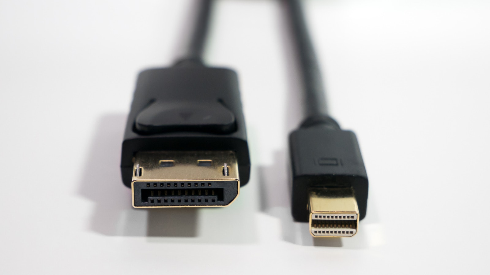 Mini DisplayPort კაბელი და პორტი ლეპტოპზე