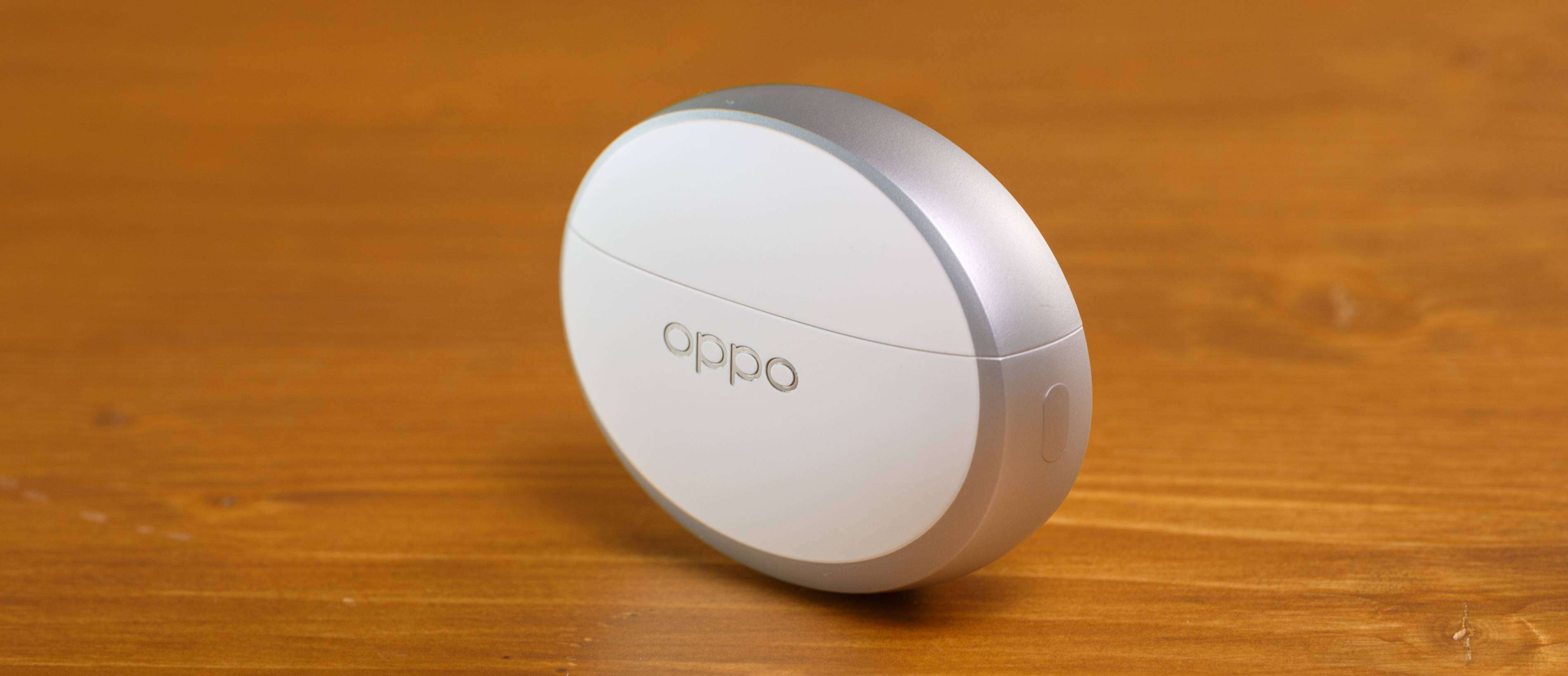Oppo Enco X4 wireless earbuds in Aurora Violet and Glacier White cases