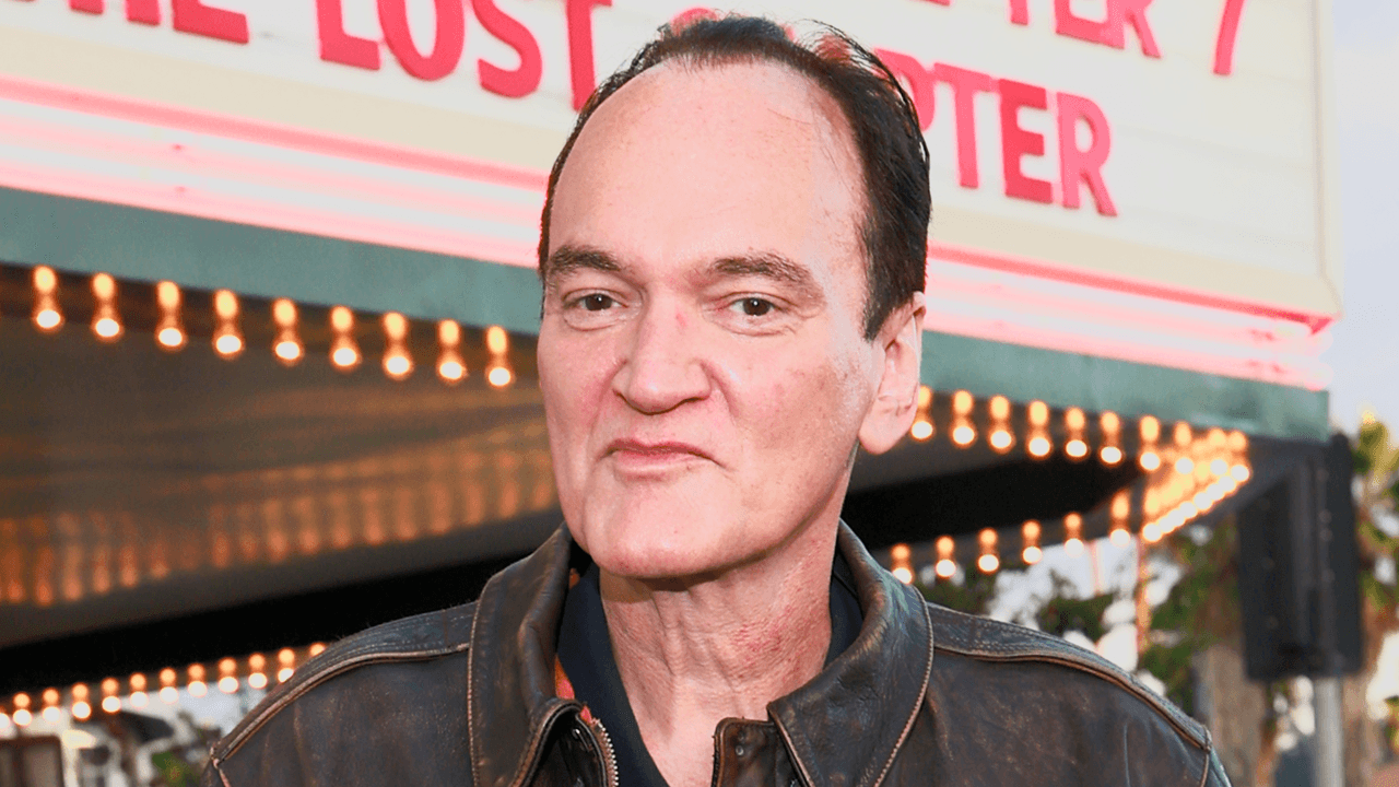 Quentin Tarantino საუბრობს მიკროფონთან