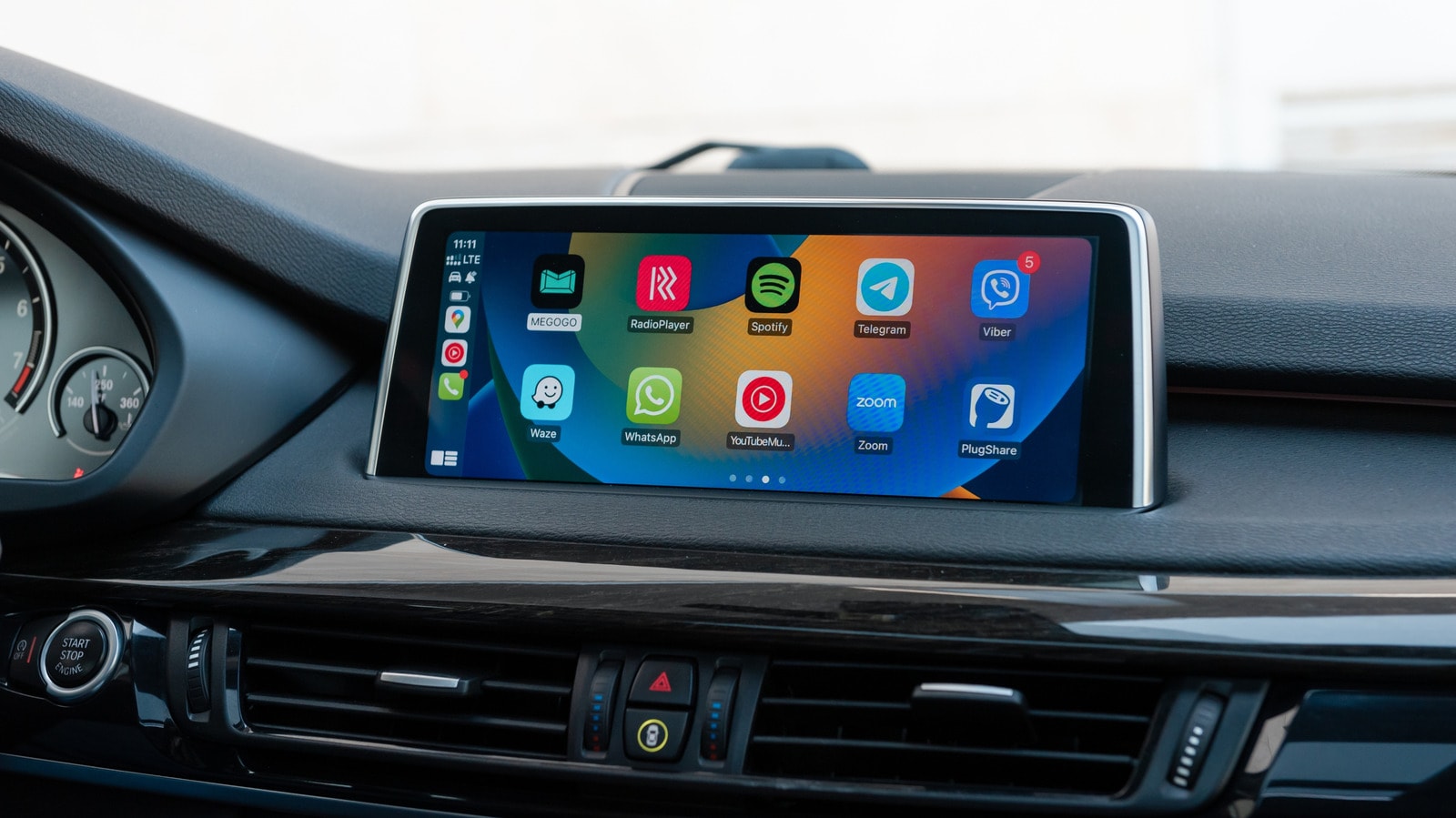Apple CarPlay-ის ინტერფეისი ავტომობილის ეკრანზე