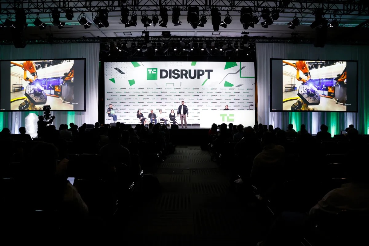 TechCrunch Disrupt 2026 კონფერენციის ლოგო და სცენის ვიზუალი