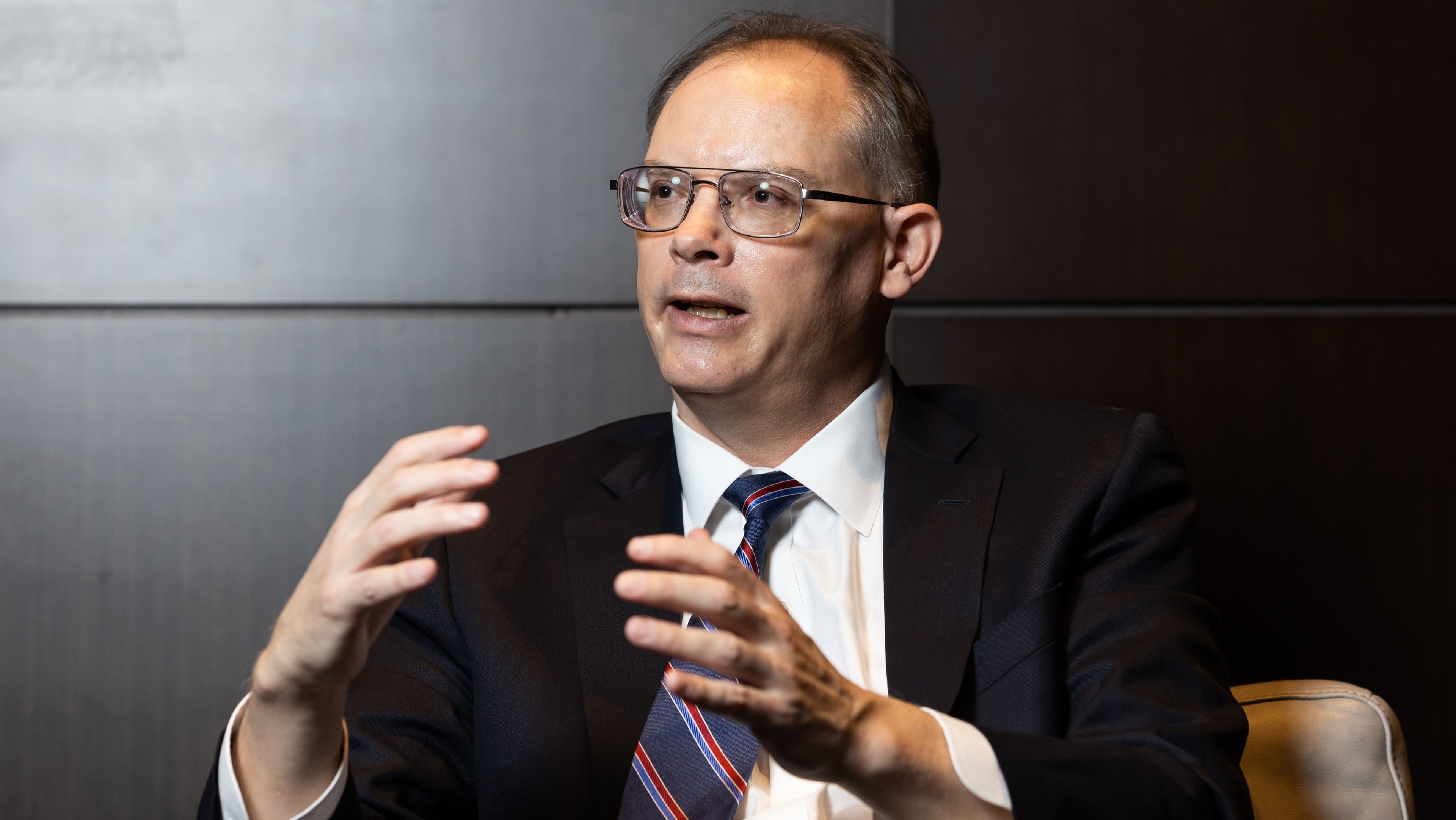 Tim Sweeney და Steam-ის ლოგო