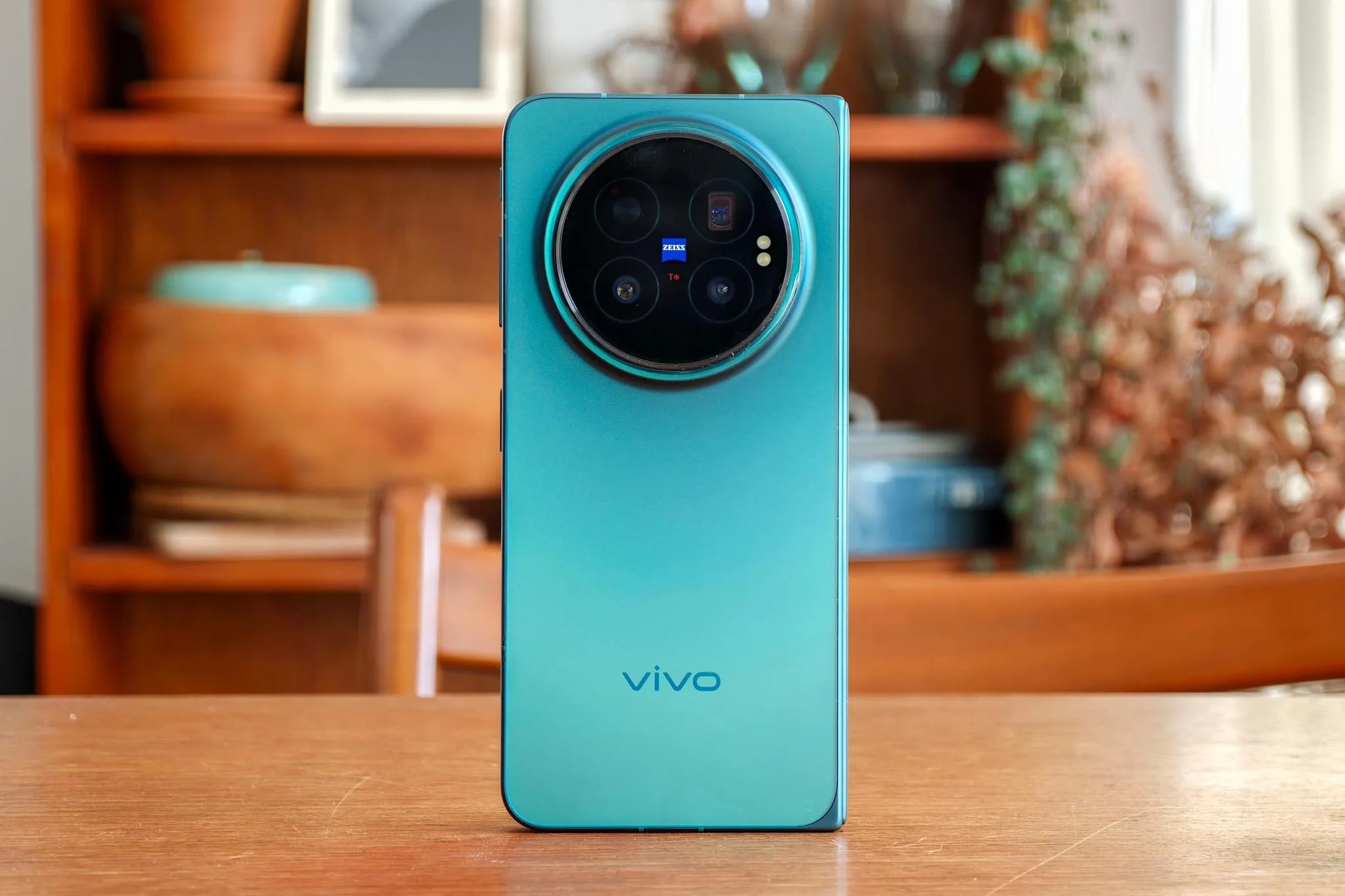 Vivo X Fold 6 დასაკეცი სმარტფონი ღია მდგომარეობაში