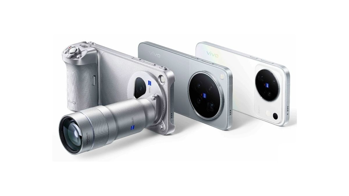 The vivo X500 series smartphones displayed together