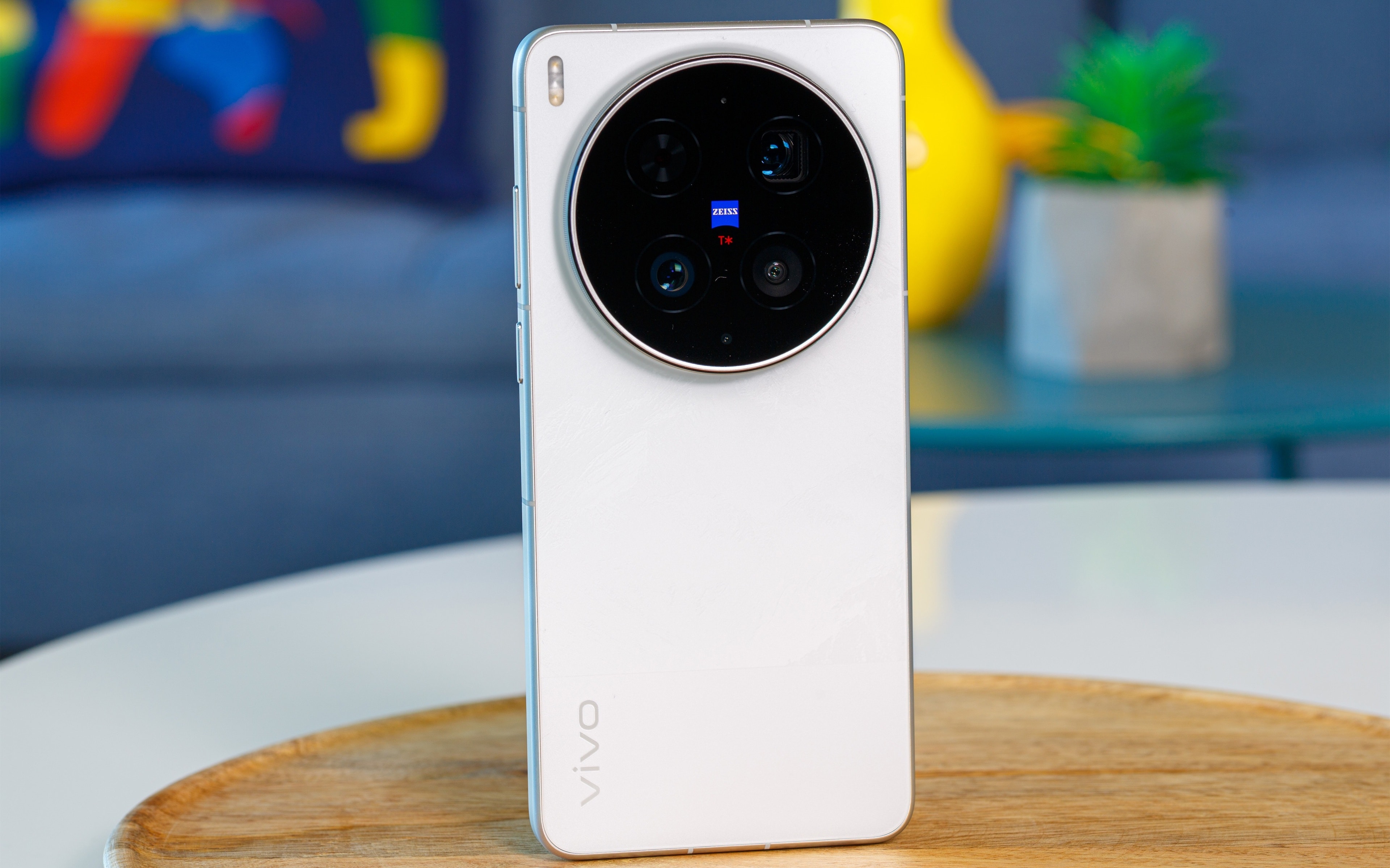 vivo X500 Ultra smartphone branding