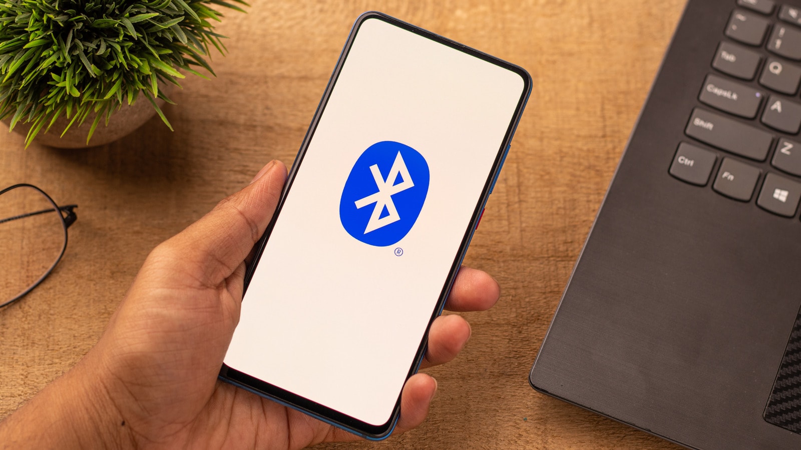 A small Bluetooth signal jamming device