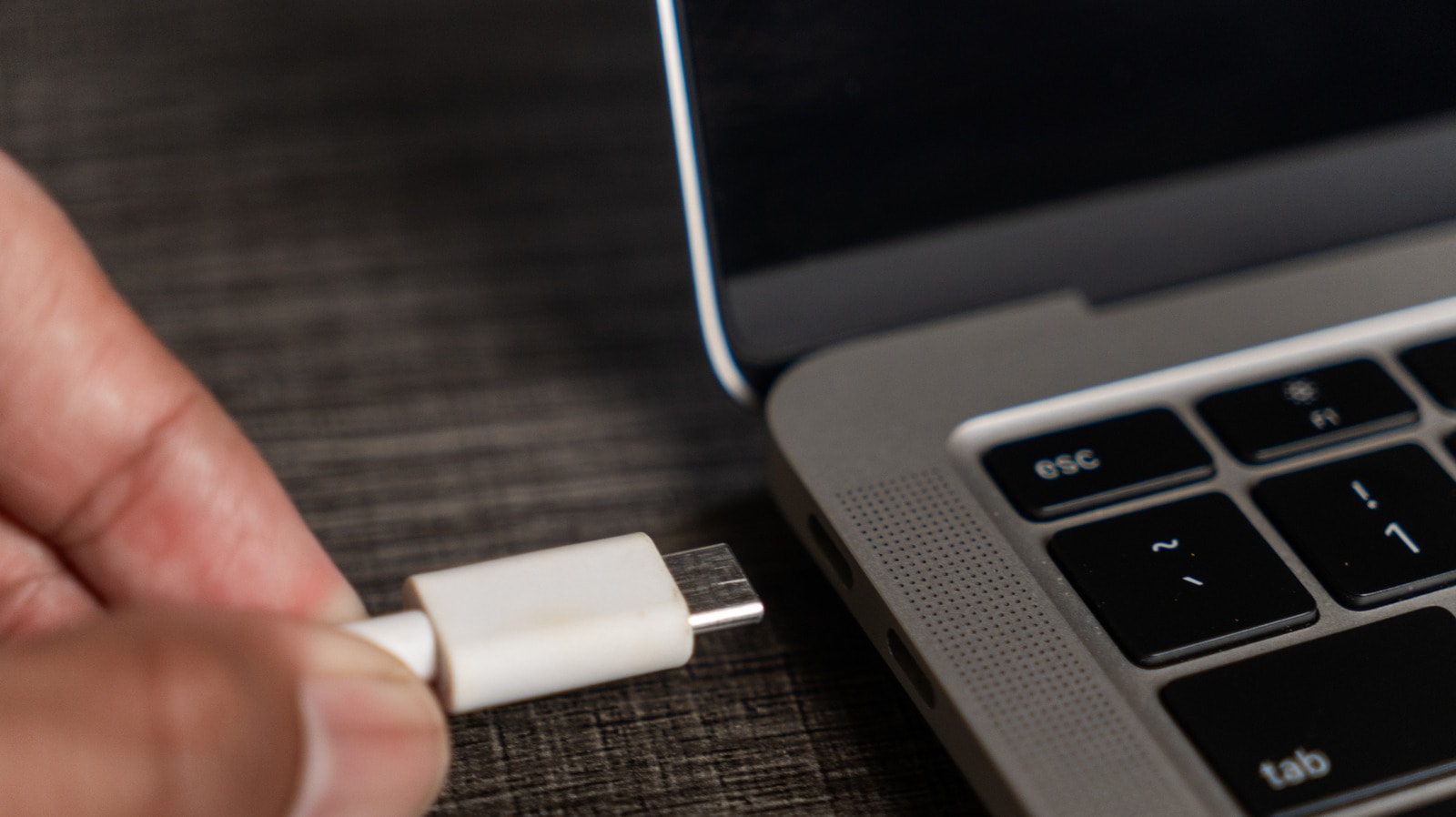 USB-C პორტი ლეპტოპის კორპუსზე